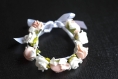 Bracelet floral composé de roses blanches et roses