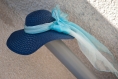 Chapeau de soleil bleu indigo avec foulard et papillon turquoises