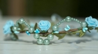 Couronne de fleurs cheveux composée de baies et de perles bleu turquoise