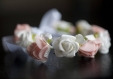 Bracelet floral composé de roses blanches et roses