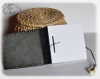 Le petit carnet en cuir indispensable dans un sac, sur un bureau.....