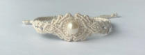 Bracelet tissé en macramé blanc avec des perles bleu