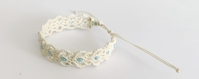 Bracelet tissé en macramé crème / écru avec des perles bleues
