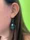 Boucles d’oreilles micro macramé bleu et noir avec des perles