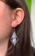 Boucles d’oreilles macramé grise avec des perles blanches