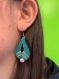 Boucles d’oreilles macramé bleu avec une perle blanche