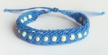 Bracelet tissé en macramé bleu avec des perles blanches