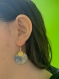 Boucles d’oreilles en résine époxy, motif floral bleu, rose et doré
