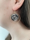 Boucles d’oreilles en résine époxy, motif noir, blanc et argenté