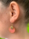 Boucles d’oreilles en résine époxy, motif géométrique rouge et blanc