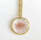 Collier pendentif en résine époxy, petites fleurs roses
