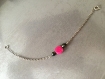 Bracelet chaîne argentée et perles rose et noires.