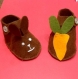 Chaussons bébés en  feutrine forme petit lapin marron et sa carotte