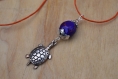 Collier ras de cou perles mauve et imitation perle  , pendant tortue