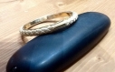 Bracelet jonc métal dore et tresse cuir couleur or