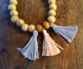 Bracelet perles bois beiges/marrons avec pompons