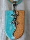 Collier salamandre, collier gecko, collier turquoise safran en métal et bois resiné, pendentif salamandre