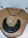 Collier à gros pendentif en nacre sur bois résiné anthracite noir ,créations bijoux uniques