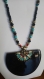 Bijoux unique fait main,collier ras du cou ,pendentif noir turquoise,en métal poli et bois résiné,