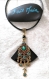 Création unique, collier avec pendentif noir multicolore, en métal et bois resiné fait main
