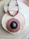 Collier bouddha, gros pendentif, bronze poli sur bois resiné, rouge et noir, créations bijoux uniques fait main