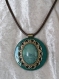 Collier unique, collier ras du cou, collier avec gros pendentif vert émeraude et bronze, gros pendentif en métal et bois resiné