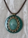 Collier unique, collier ras du cou, collier avec gros pendentif vert émeraude et bronze, gros pendentif en métal et bois resiné