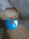 Collier bleu esprit ethnique en métal bronze sur bois demi cercle résiné