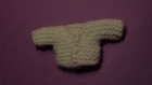 Petit gilet : petit tricot en forme de gilet pour scrapbooking, faire part , déco miniature