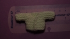 Petit gilet : petit tricot en forme de gilet pour scrapbooking, faire part , déco miniature