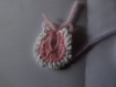 Layette : petit tricot en forme de bavoir pour scrapbooking, faire part , déco miniature ,bonbonnière