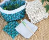 Kit nature panier en tissu bleu avec 6 lingettes lavables assorties, une gratounette en sisal, un oriculi en bambou