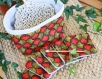 Kit nature panier en tissu rouge avec 6 lingettes lavables assorties, une gratounette en sisal, un oriculi en bambou