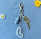 Porte clés - bijoux de sac : aile, perle tube grise et coeur en perles de rocaille blanches