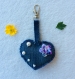 Porte clés - bijoux de sac : récupcoeur, coeur en jean, perles nacrées blanches et bouton fleuri