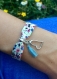 Bracelet ruban liberty au motif fleuri, rose et beige, breloque coeur et pompon bleu gris