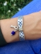 Bracelet ruban recto verso bleu marine et blanc, perle cylindre bleue et clé