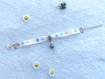 Bracelet ruban au motif fleuri, blanc, bleu, rose, vert et violet, perle violette