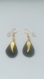 Boucles d'oreilles bohèmes petites plumes dorées et pendentif noir en forme de goutte