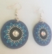 Boucles d'oreilles pointillisme blanc bleu originales rondes strass posca mandala