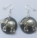 Boucles d'oreilles rondes noires et argentées plastique dingue et pendentif éléphant