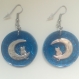 Boucles d'oreilles résine bleue avec paillettes breloque argentée chat lune