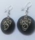 Boucles d'oreilles rondes noires et argentées plastique dingue et pendentif dragon