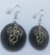 Boucles d'oreilles rondes noires et argentées plastique dingue et pendentif dragon
