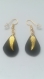 Boucles d'oreilles bohèmes petites plumes dorées et pendentif noir en forme de goutte