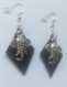 Boucles d'oreilles noires et argentées plastique dingue losange et pendentif tête d'éléphant
