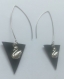 Boucles d'oreilles noires et argentées plastique dingue triangulaires cygne