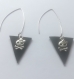 Boucles d'oreilles noires et argentées plastique dingue triangulaires tête de mort