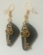 Boucles d'oreilles ardoise pendentif doré en forme de clé