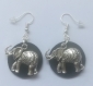 Boucles d'oreilles rondes noires et argentées plastique dingue et pendentif éléphant